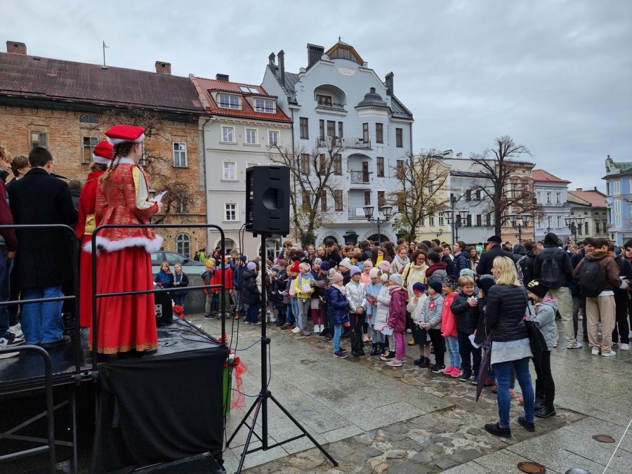 Młodzi bielszczanie śpiewają na Rynku. Melodie wszystkim dobrze znane i lubiane ZDJĘCIA