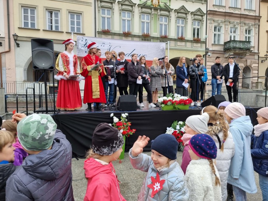 Młodzi bielszczanie śpiewają na Rynku. Melodie wszystkim dobrze znane i lubiane ZDJĘCIA
