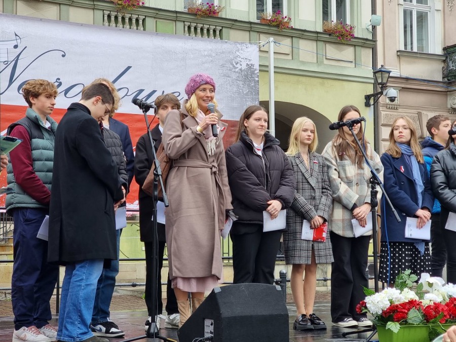 Młodzi bielszczanie śpiewają na Rynku. Melodie wszystkim dobrze znane i lubiane ZDJĘCIA
