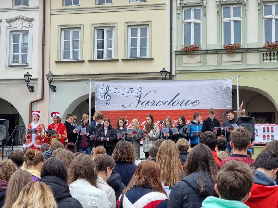 Młodzi bielszczanie śpiewają na Rynku. Melodie wszystkim dobrze znane i lubiane ZDJĘCIA