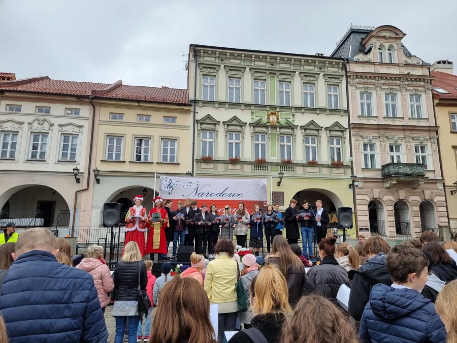 Młodzi bielszczanie śpiewają na Rynku. Melodie wszystkim dobrze znane i lubiane ZDJĘCIA