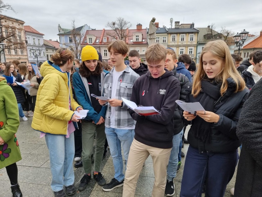 Młodzi bielszczanie śpiewają na Rynku. Melodie wszystkim dobrze znane i lubiane ZDJĘCIA