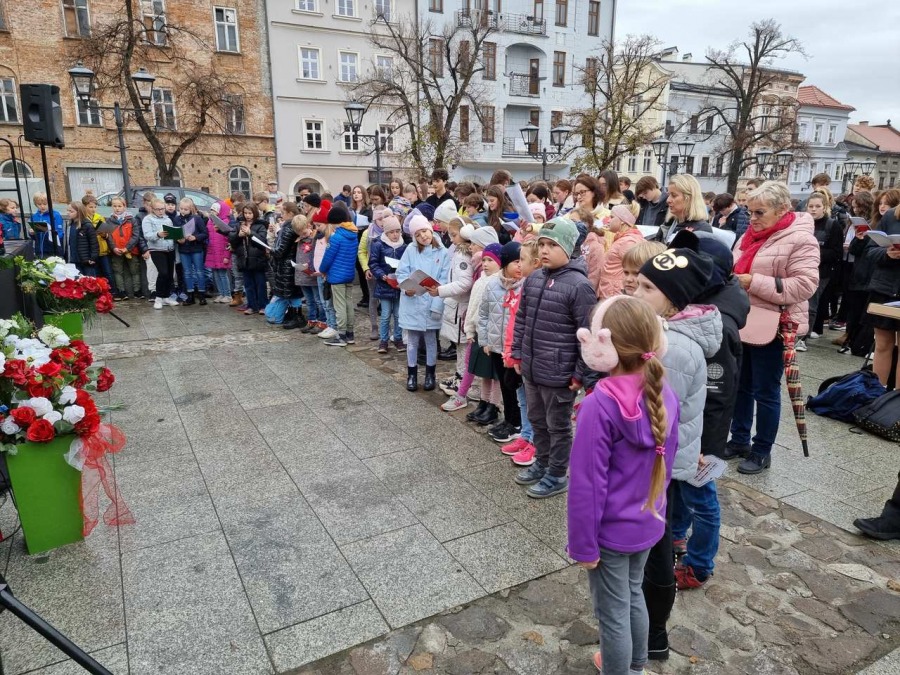 Młodzi bielszczanie śpiewają na Rynku. Melodie wszystkim dobrze znane i lubiane ZDJĘCIA