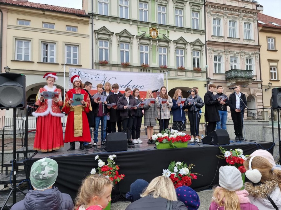 Młodzi bielszczanie śpiewają na Rynku. Melodie wszystkim dobrze znane i lubiane ZDJĘCIA