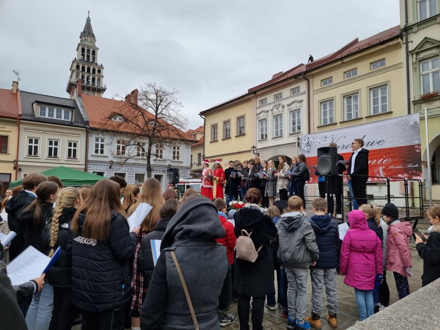 Młodzi bielszczanie śpiewają na Rynku. Melodie wszystkim dobrze znane i lubiane ZDJĘCIA