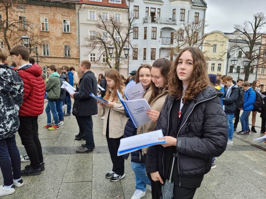 Młodzi bielszczanie śpiewają na Rynku. Melodie wszystkim dobrze znane i lubiane ZDJĘCIA
