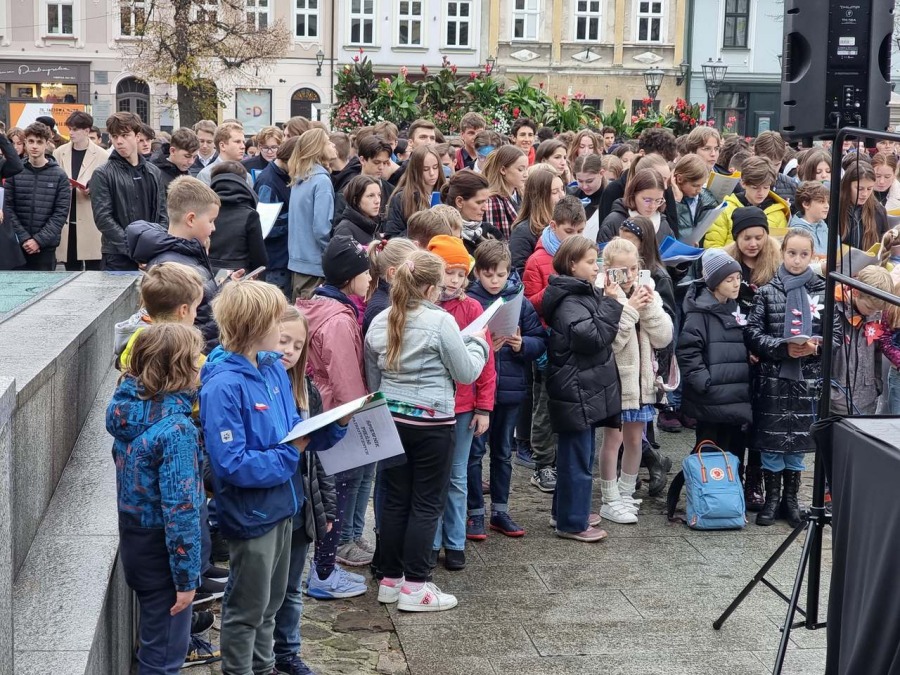 Młodzi bielszczanie śpiewają na Rynku. Melodie wszystkim dobrze znane i lubiane ZDJĘCIA
