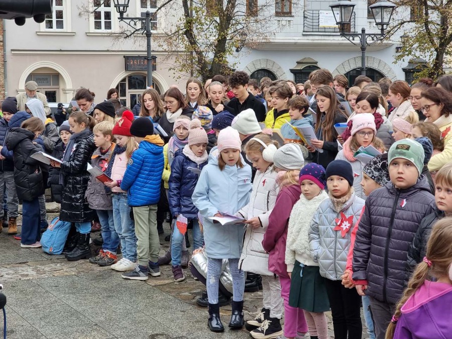Młodzi bielszczanie śpiewają na Rynku. Melodie wszystkim dobrze znane i lubiane ZDJĘCIA