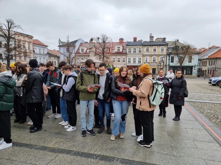 Młodzi bielszczanie śpiewają na Rynku. Melodie wszystkim dobrze znane i lubiane ZDJĘCIA