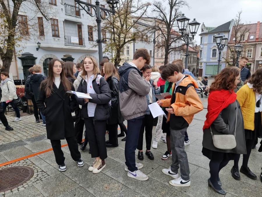 Młodzi bielszczanie śpiewają na Rynku. Melodie wszystkim dobrze znane i lubiane ZDJĘCIA