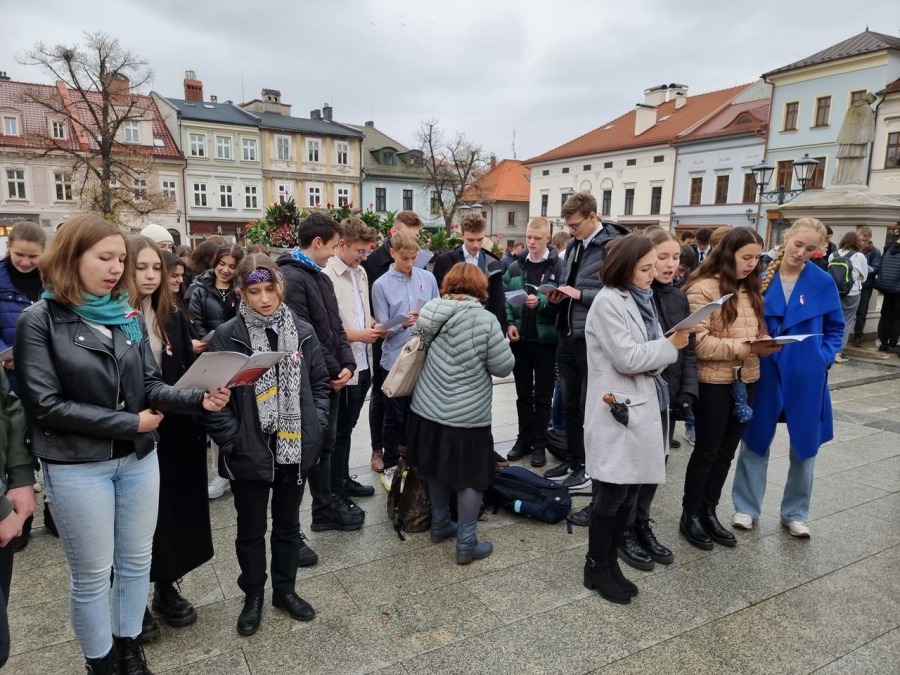 Młodzi bielszczanie śpiewają na Rynku. Melodie wszystkim dobrze znane i lubiane ZDJĘCIA