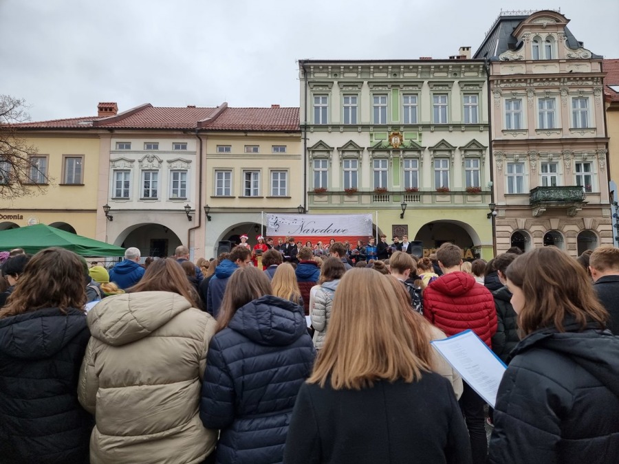 Młodzi bielszczanie śpiewają na Rynku. Melodie wszystkim dobrze znane i lubiane ZDJĘCIA