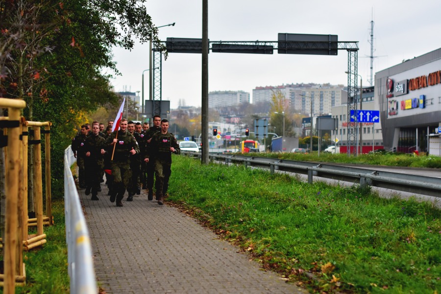 Ojczyznę kochać trzeba i szanować. Radosny bieg z flagą przez miasto ZDJĘCIA