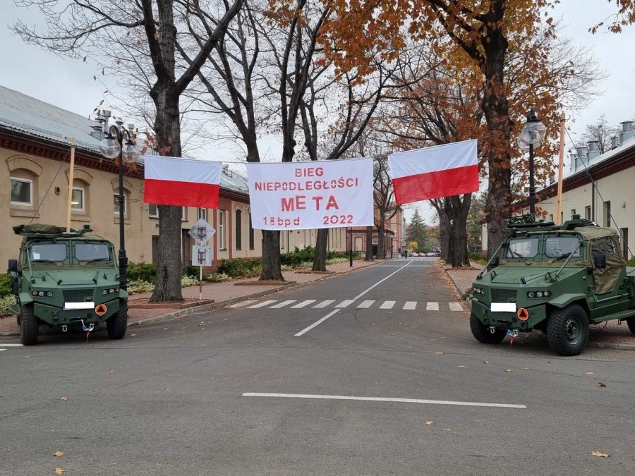Ojczyznę kochać trzeba i szanować. Radosny bieg z flagą przez miasto ZDJĘCIA