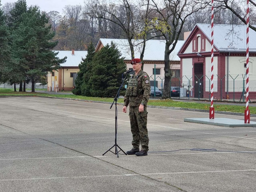 Ojczyznę kochać trzeba i szanować. Radosny bieg z flagą przez miasto ZDJĘCIA