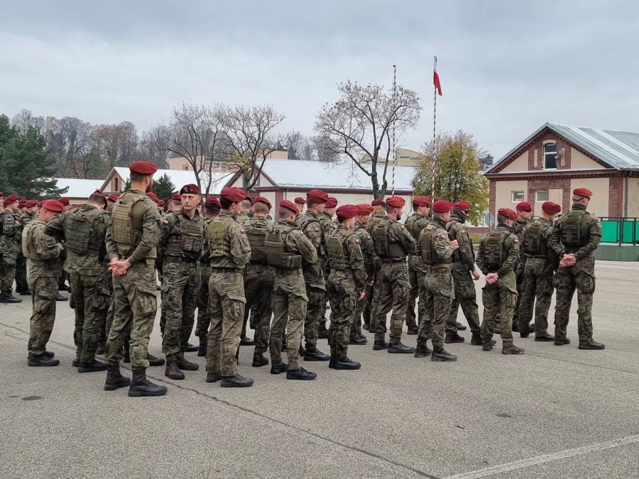 Ojczyznę kochać trzeba i szanować. Radosny bieg z flagą przez miasto ZDJĘCIA