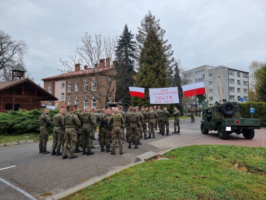 Ojczyznę kochać trzeba i szanować. Radosny bieg z flagą przez miasto ZDJĘCIA