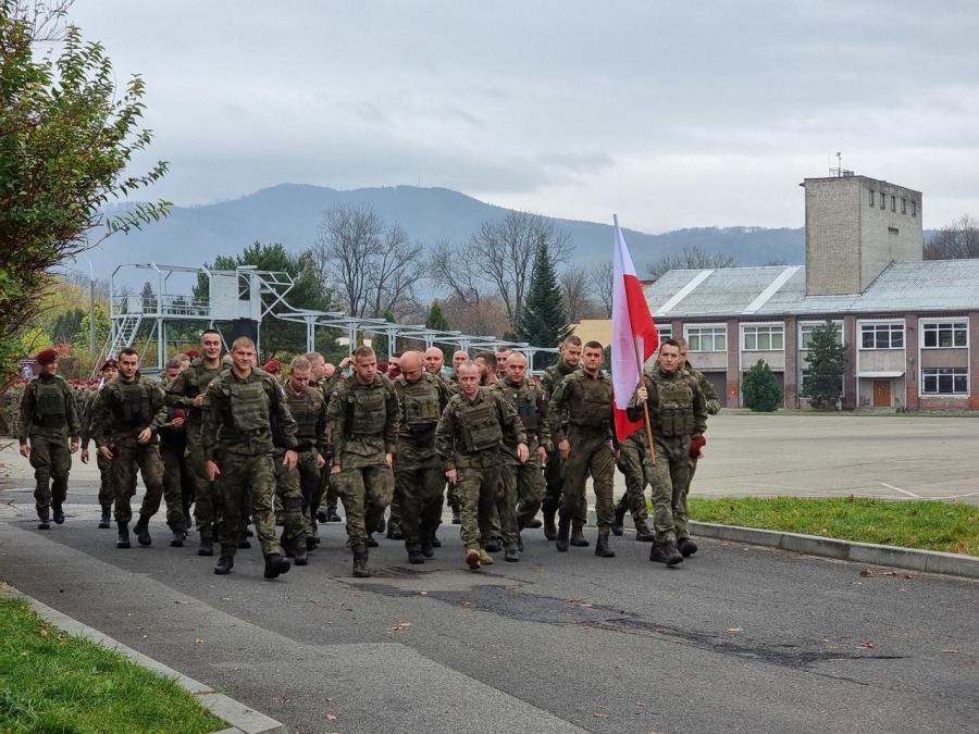 Ojczyznę kochać trzeba i szanować. Radosny bieg z flagą przez miasto ZDJĘCIA