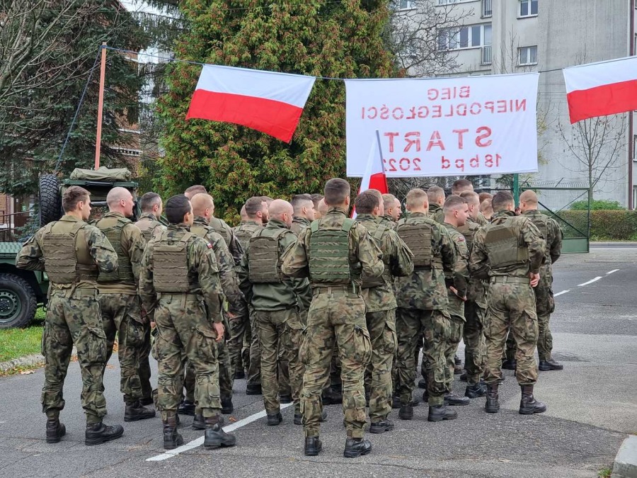 Ojczyznę kochać trzeba i szanować. Radosny bieg z flagą przez miasto ZDJĘCIA