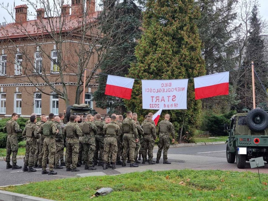 Ojczyznę kochać trzeba i szanować. Radosny bieg z flagą przez miasto ZDJĘCIA