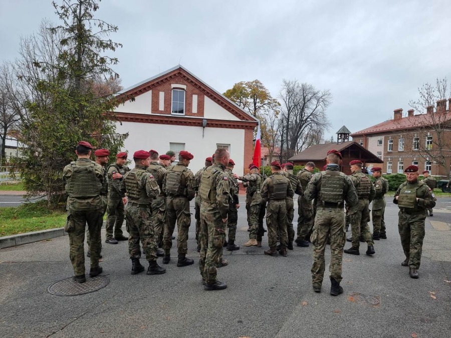 Ojczyznę kochać trzeba i szanować. Radosny bieg z flagą przez miasto ZDJĘCIA