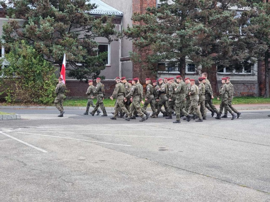 Ojczyznę kochać trzeba i szanować. Radosny bieg z flagą przez miasto ZDJĘCIA