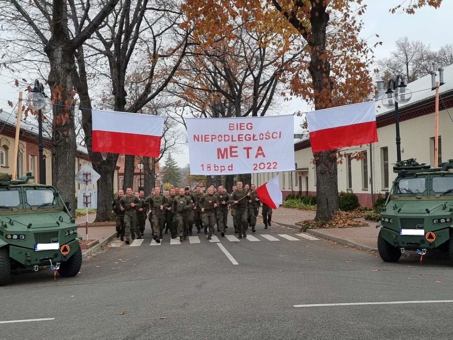 Ojczyznę kochać trzeba i szanować. Radosny bieg z flagą przez miasto ZDJĘCIA