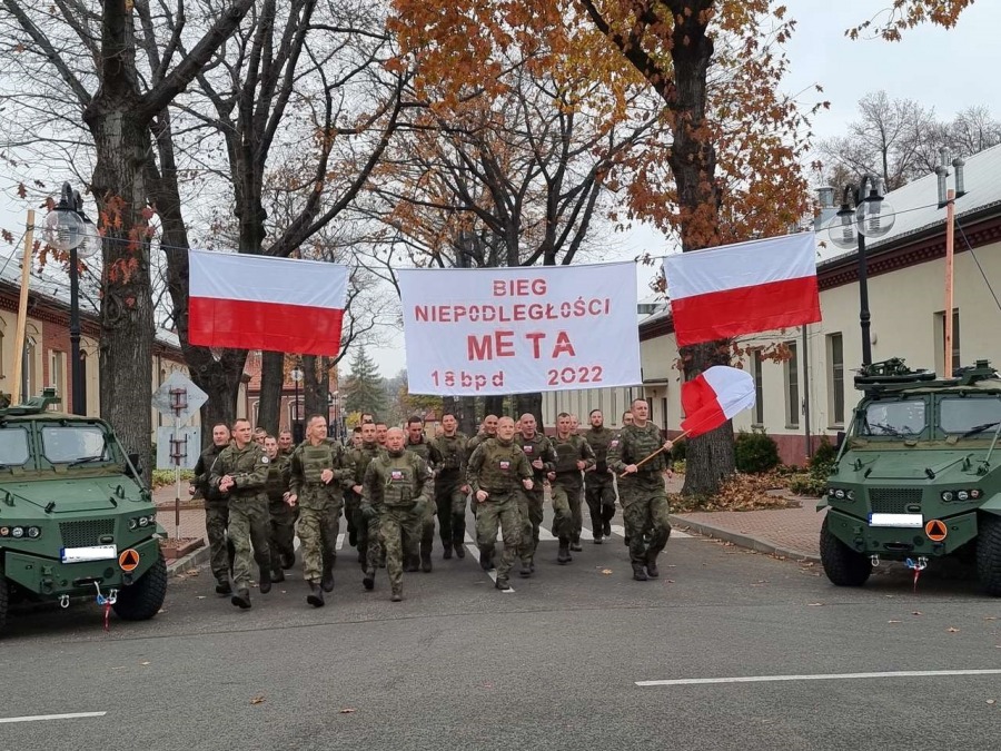 Ojczyznę kochać trzeba i szanować. Radosny bieg z flagą przez miasto ZDJĘCIA