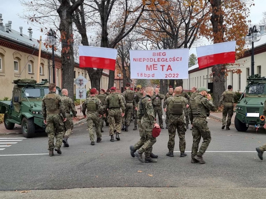 Ojczyznę kochać trzeba i szanować. Radosny bieg z flagą przez miasto ZDJĘCIA