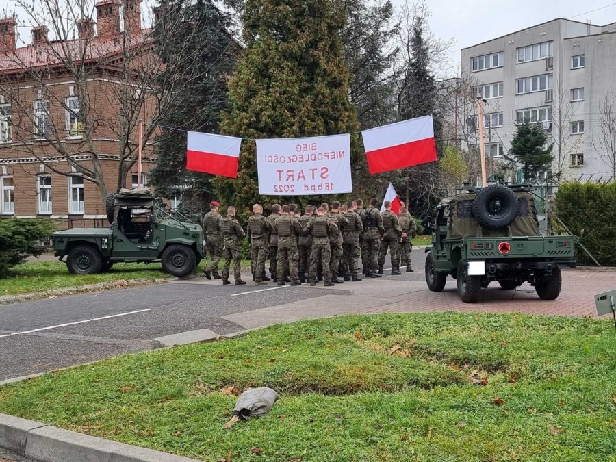 Ojczyznę kochać trzeba i szanować. Radosny bieg z flagą przez miasto ZDJĘCIA