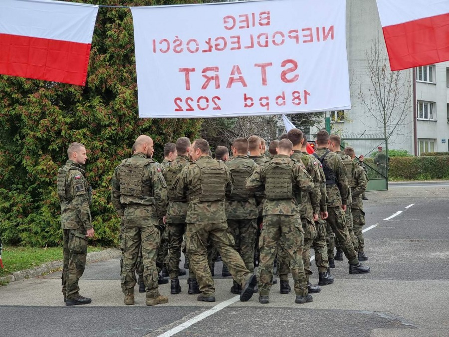 Ojczyznę kochać trzeba i szanować. Radosny bieg z flagą przez miasto ZDJĘCIA