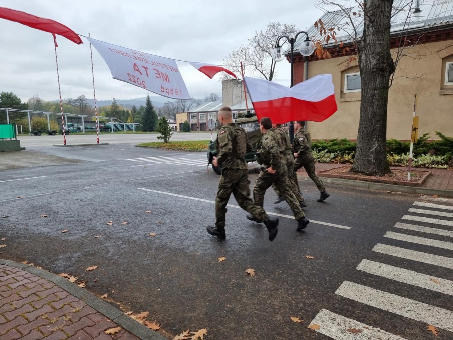 Ojczyznę kochać trzeba i szanować. Radosny bieg z flagą przez miasto ZDJĘCIA