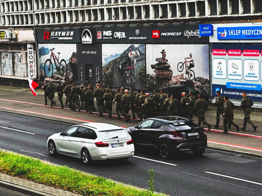 Ojczyznę kochać trzeba i szanować. Radosny bieg z flagą przez miasto ZDJĘCIA