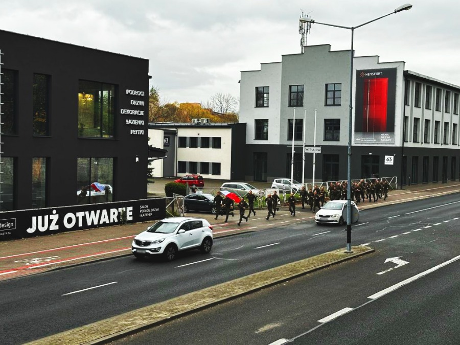 Ojczyznę kochać trzeba i szanować. Radosny bieg z flagą przez miasto ZDJĘCIA