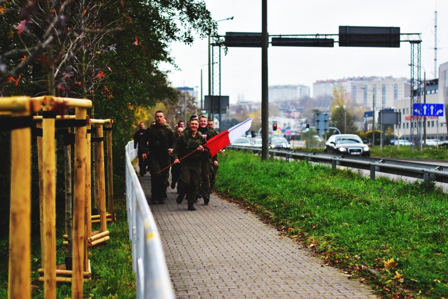 Ojczyznę kochać trzeba i szanować. Radosny bieg z flagą przez miasto ZDJĘCIA