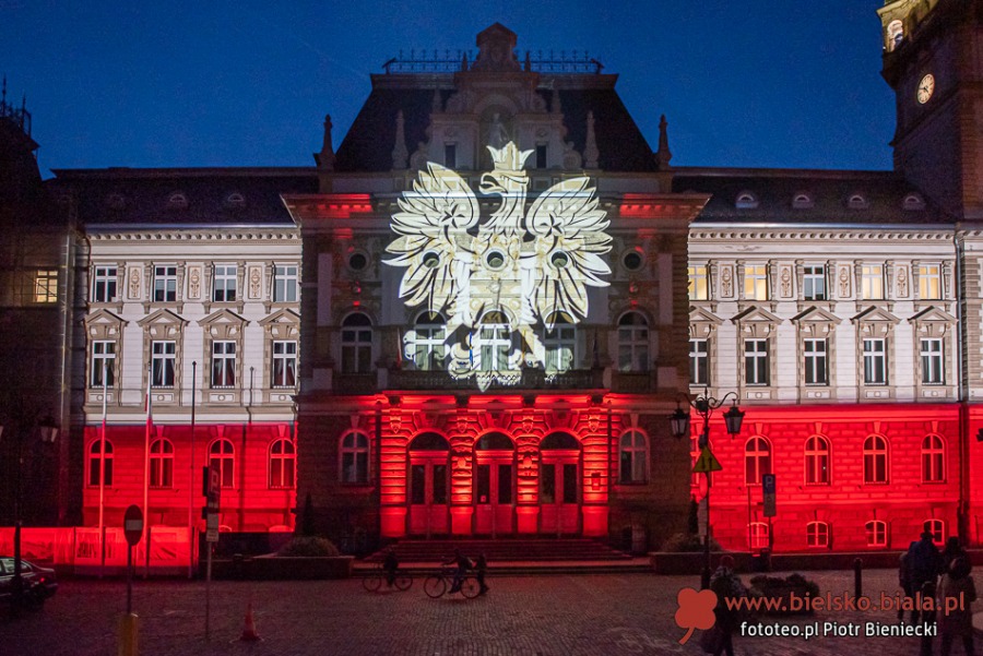 Pilne! Bielski ratusz uroczyście oświetlony. Bielszczanie świętują niepodległość! ZDJĘCIA