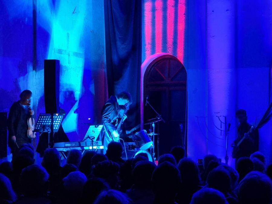 Zachwycający koncert w sali na cmentarzu. Zabrakło miejsc siedzących ZDJĘCIA