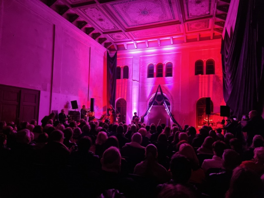 Zachwycający koncert w sali na cmentarzu. Zabrakło miejsc siedzących ZDJĘCIA