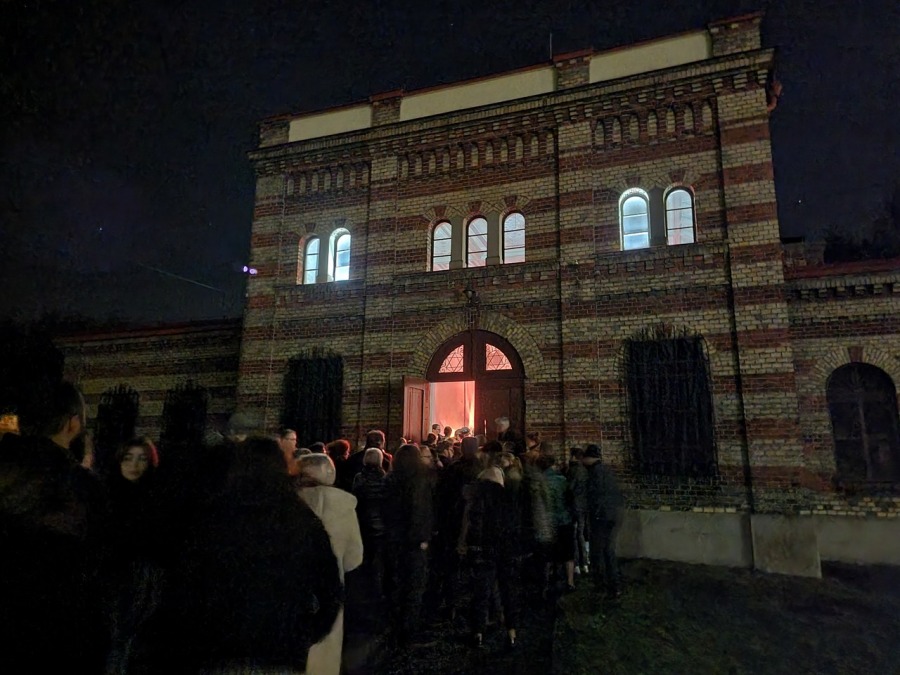 Zachwycający koncert w sali na cmentarzu. Zabrakło miejsc siedzących ZDJĘCIA