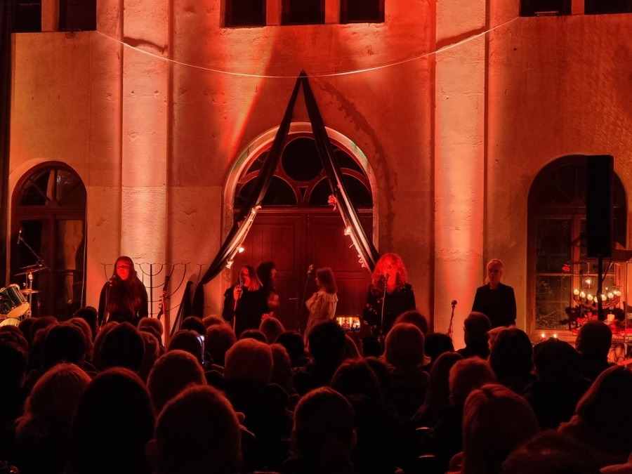 Zachwycający koncert w sali na cmentarzu. Zabrakło miejsc siedzących ZDJĘCIA