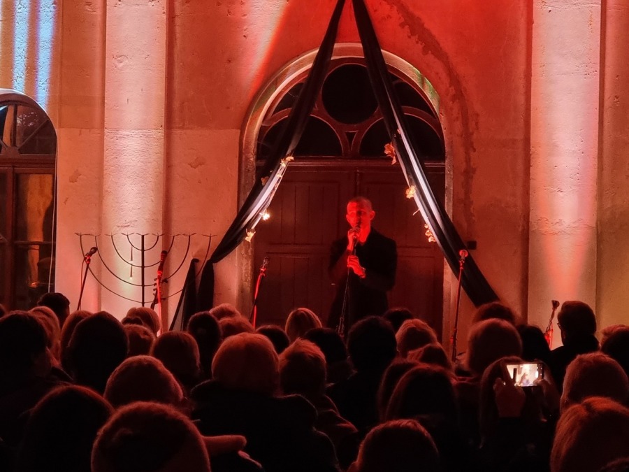 Zachwycający koncert w sali na cmentarzu. Zabrakło miejsc siedzących ZDJĘCIA
