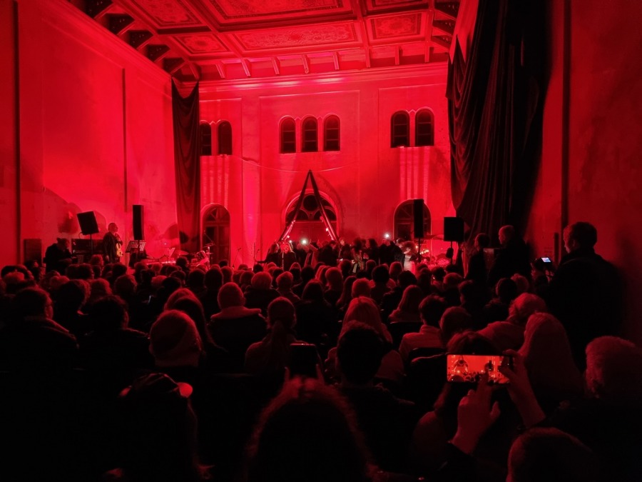 Zachwycający koncert w sali na cmentarzu. Zabrakło miejsc siedzących ZDJĘCIA
