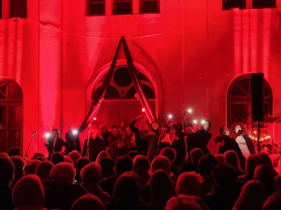 Zachwycający koncert w sali na cmentarzu. Zabrakło miejsc siedzących ZDJĘCIA