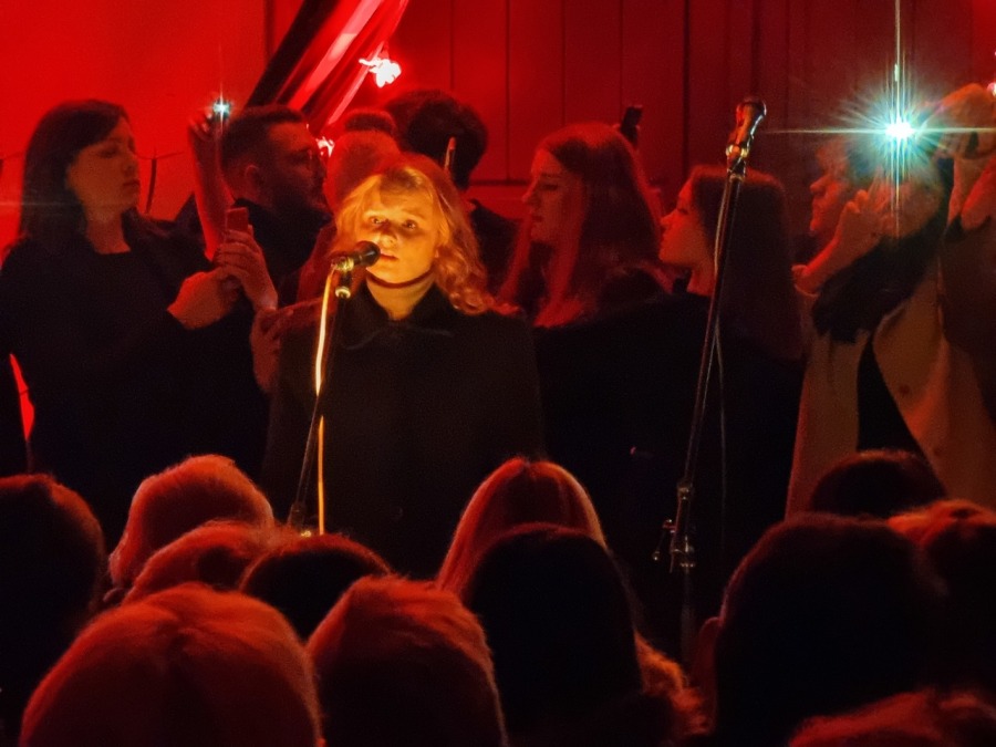 Zachwycający koncert w sali na cmentarzu. Zabrakło miejsc siedzących ZDJĘCIA