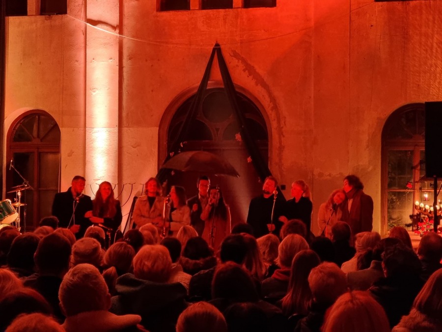 Zachwycający koncert w sali na cmentarzu. Zabrakło miejsc siedzących ZDJĘCIA