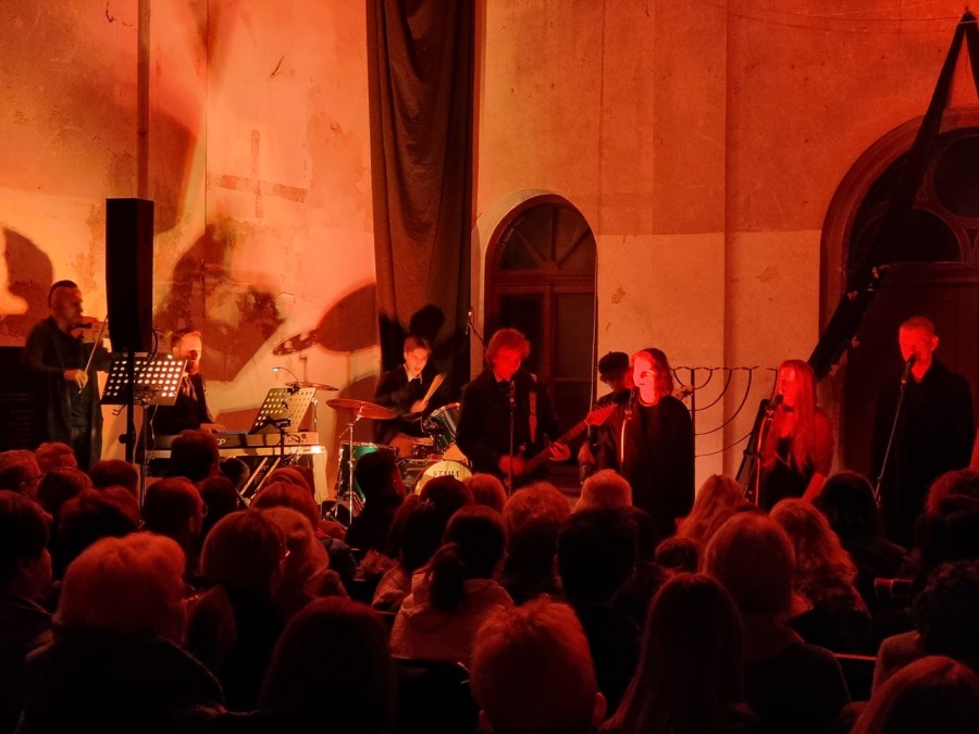 Zachwycający koncert w sali na cmentarzu. Zabrakło miejsc siedzących ZDJĘCIA