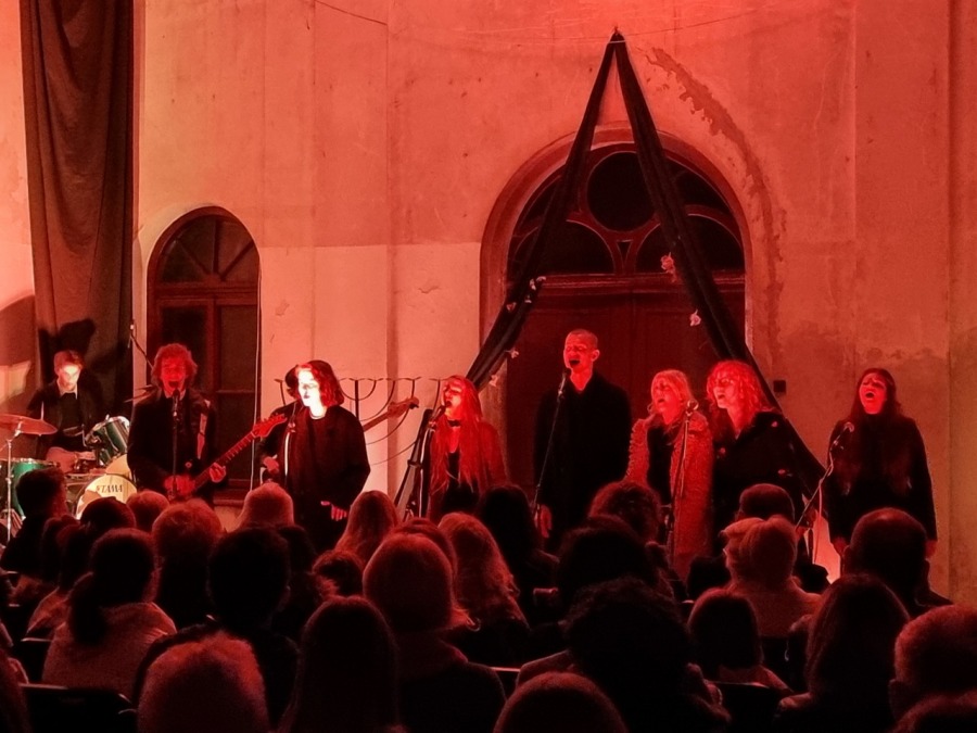 Zachwycający koncert w sali na cmentarzu. Zabrakło miejsc siedzących ZDJĘCIA