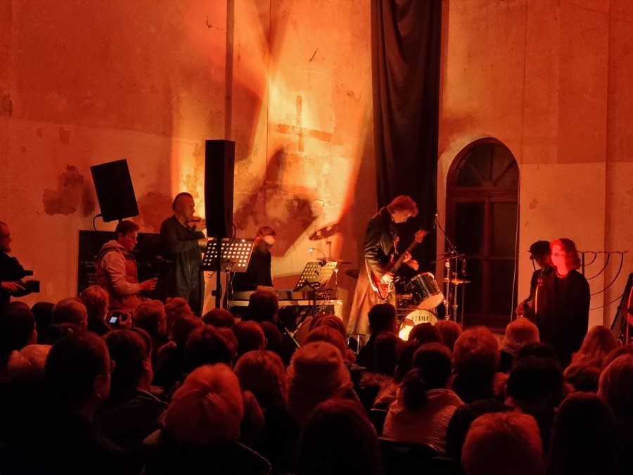 Zachwycający koncert w sali na cmentarzu. Zabrakło miejsc siedzących ZDJĘCIA