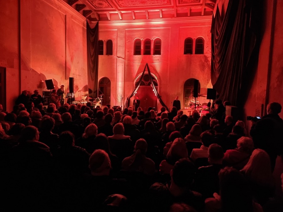 Zachwycający koncert w sali na cmentarzu. Zabrakło miejsc siedzących ZDJĘCIA