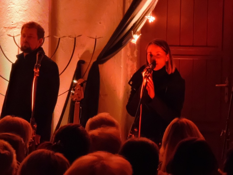 Zachwycający koncert w sali na cmentarzu. Zabrakło miejsc siedzących ZDJĘCIA